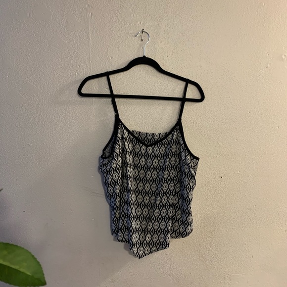 Xhileration Geometric Crop Top - Picture 2 of 5